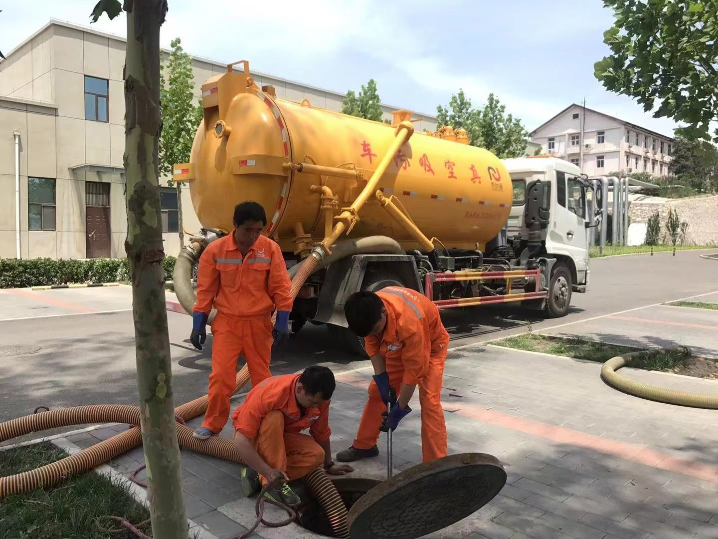 土默特左管道疏通车停在窨井附近